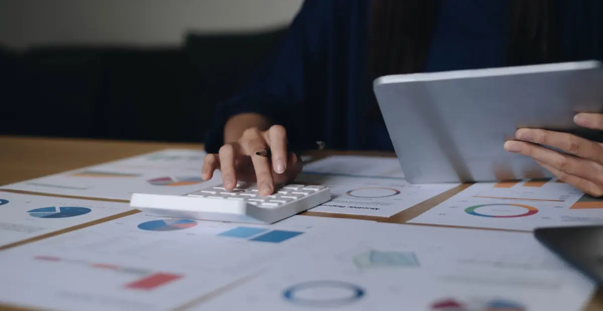 Close up businesswoman using calculator and laptop 2026 01 07 00 49 37 utc